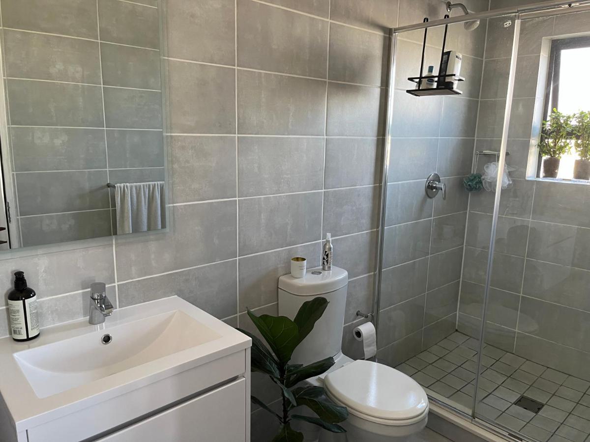 Luxury One Bedroom Apartment Съмърсет Уест Екстериор снимка